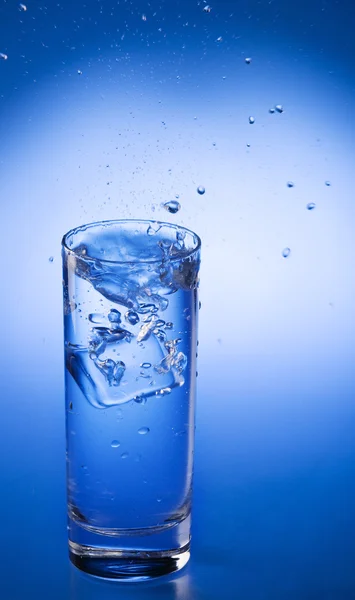 Plusk wody mineralnej — Zdjęcie stockowe