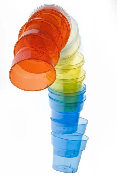 カラフルなプラスチックのコップのグループ — ストック写真