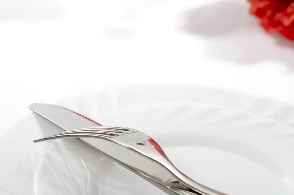Kés és villa tányéron — Stock Fotó