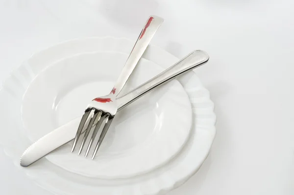 Nóż i widelec na talerzu — Zdjęcie stockowe