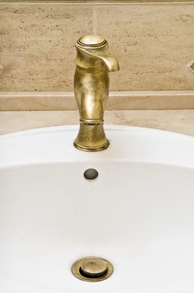 Gold-Wasserhahn — Stockfoto