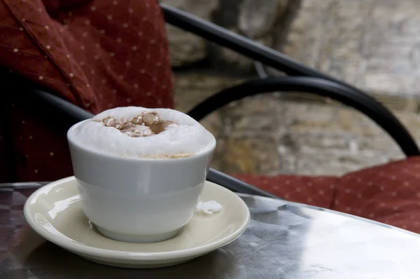 Cappuccino kaffe kopp utomhus — Stockfoto