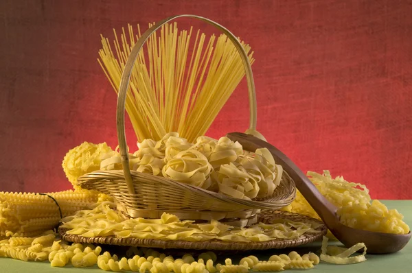 Bodegón con pasta italiana — Foto de Stock