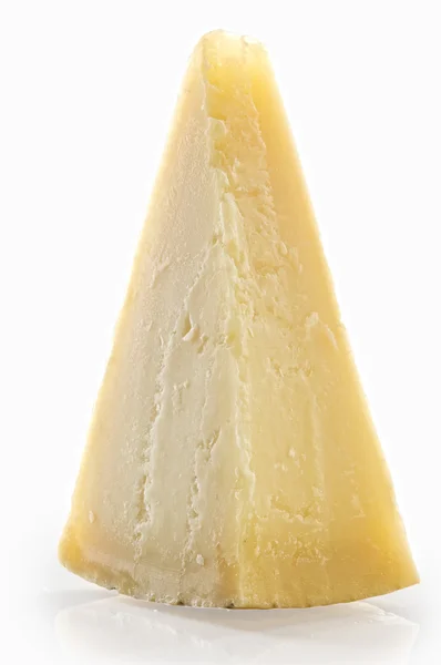 Скибочка сиру пармезан — стокове фото