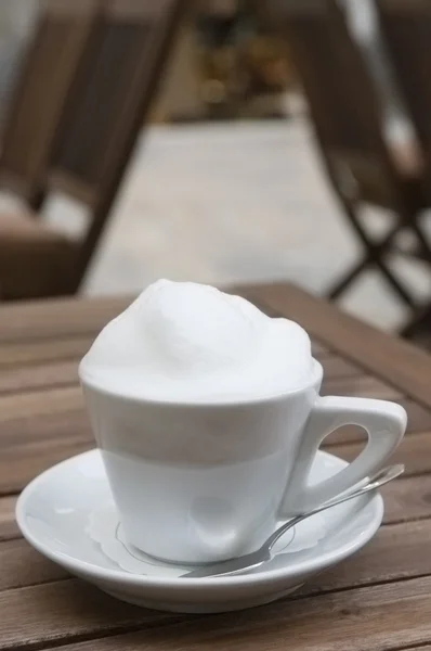 Šálek cappuccino káva venkovní — Stock fotografie