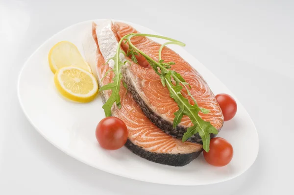 Raw salmon steak with herbs and tomatoes — Stock Photo, Image
