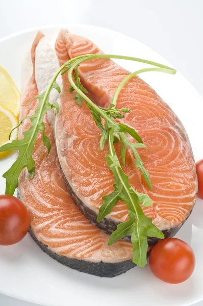 Bistecca di salmone crudo con erbe — Foto Stock