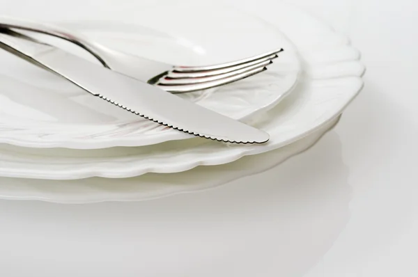 Kniv og gaffel på en tallerken – stockfoto
