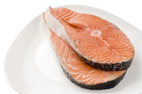 Стейк из лосося на белой тарелке — стоковое фото