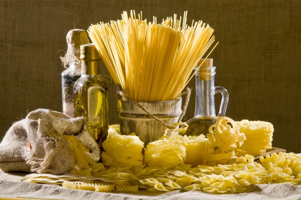 Stillleben mit italienischer Pasta Stockbild