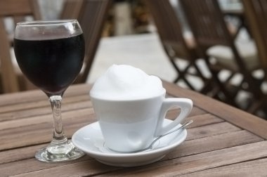 kahve fincanı ve kırmızı şarap cam açık