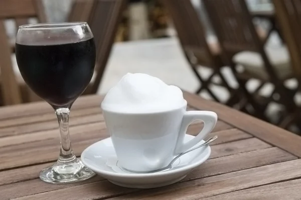 Φλιτζάνι καφέ και το ποτήρι κόκκινου κρασιού τύπου εξωτερική — Φωτογραφία Αρχείου