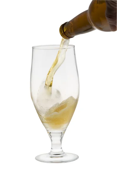 Cerveja leve de álcool derramando em um copo isolado — Fotografia de Stock