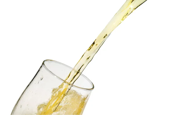 Alkohol piwo leje do szkła na białym tle — Zdjęcie stockowe