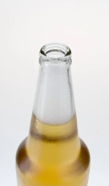 Partie supérieure de la bouteille de bière avec mousse — Photo