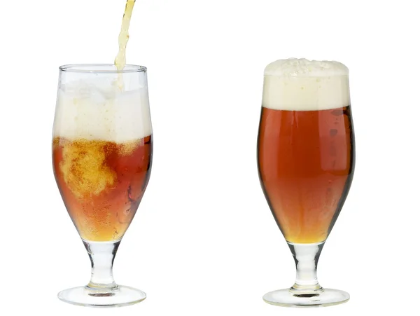 Dois copos de cerveja escura com álcool com espuma isolada — Fotografia de Stock