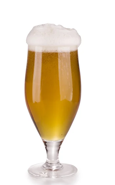 Álcool vidro de cerveja leve com espuma isolada ove — Fotografia de Stock