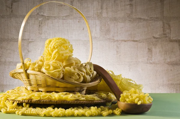 Bodegón con pasta italiana — Foto de Stock