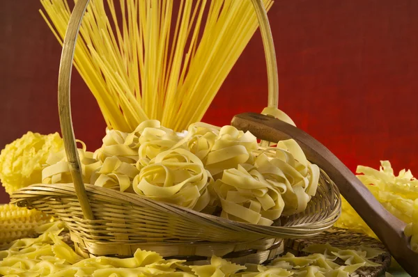 Bodegón con pasta italiana —  Fotos de Stock