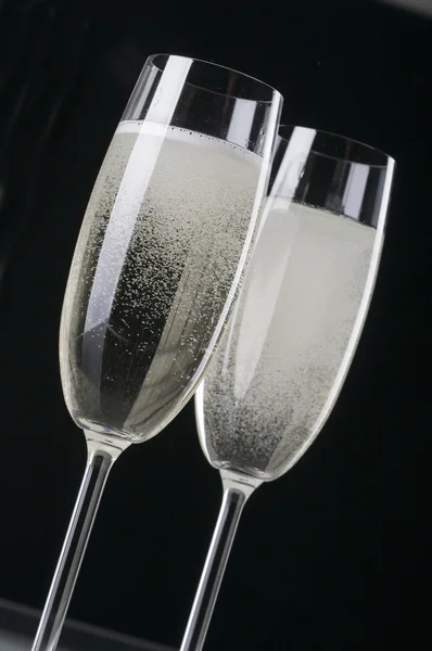 シャンパンの 2 つのワイングラス — ストック写真
