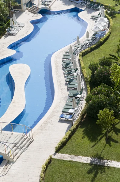 Hotéis de luxo com curva bela piscina de água — Fotografia de Stock