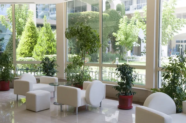 Luxus-Interieur mit großem Fenster und weißen Sesseln — Stockfoto