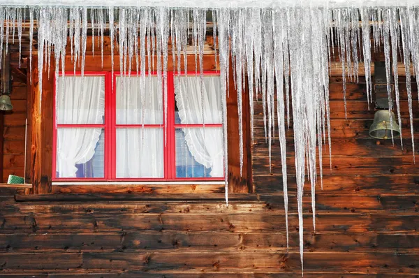 Eiszapfen auf Holzhaus — Stockfoto