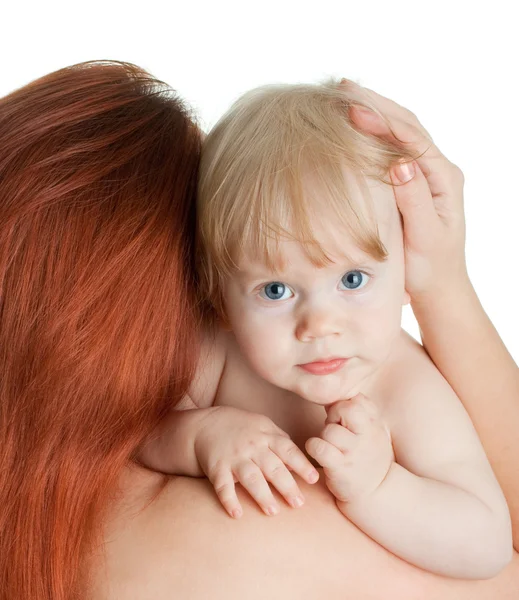 Roodharige moeder hugs babymeisje na ba — Stockfoto
