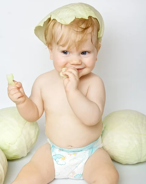 Malé dítě a zelí — Stock fotografie