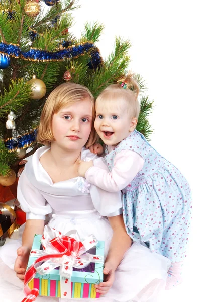 Baby flicka kramar hennes syster — Stockfoto