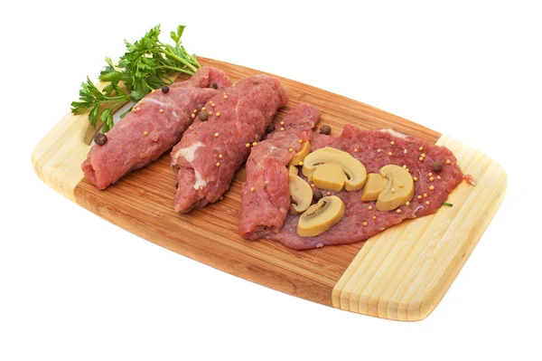 Trozos de carne con especias aisladas en wh — Foto de Stock
