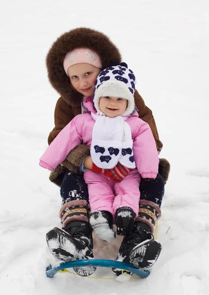 Süßes kleines Mädchen und ihre ältere Schwester — Stockfoto
