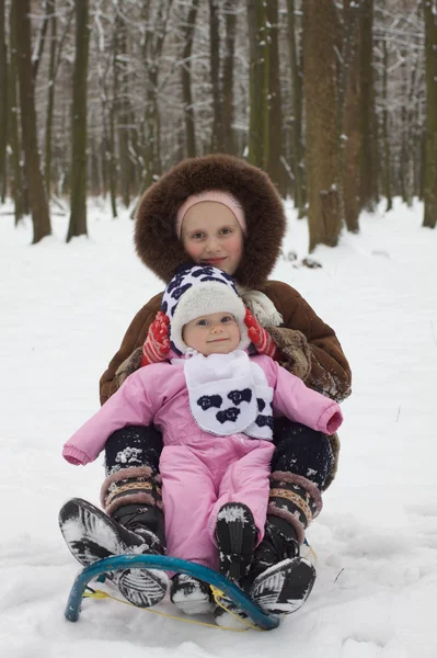 Schattige babymeisje en haar oudere zus — Stockfoto