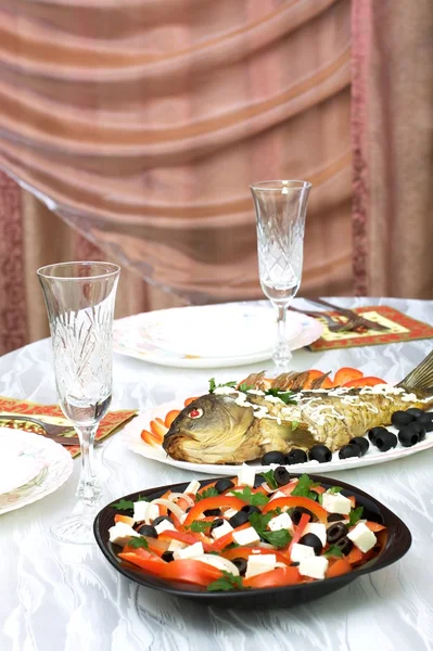 Yunan salatası ve doldurulmuş balık — Stok fotoğraf