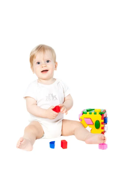 Menina bebê jogado com um brinquedo — Fotografia de Stock