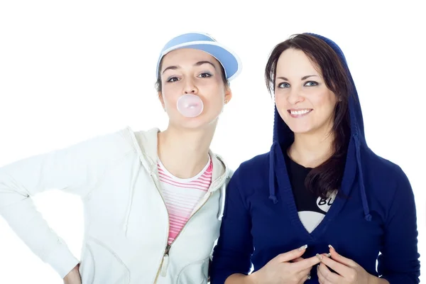 Dva usmívající se dívka foukání žvýkačky — Stock fotografie