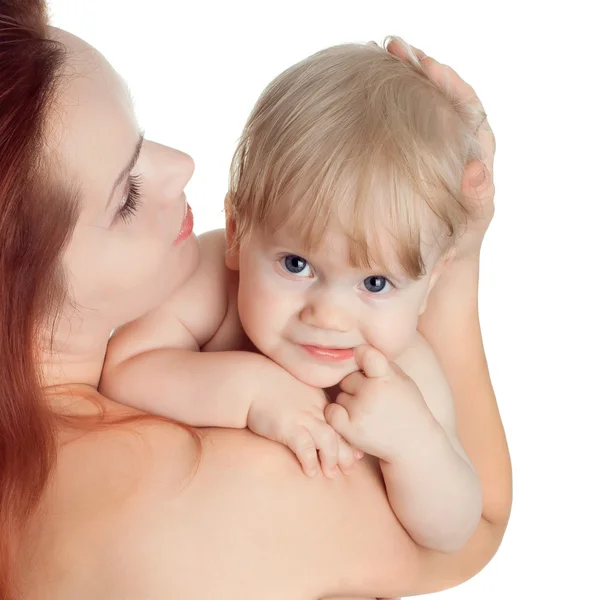 Schattige babymeisje in een knuffel moeder — Stockfoto