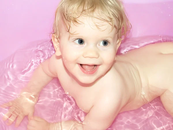 Bebé niña bañándose en el baño — Foto de Stock