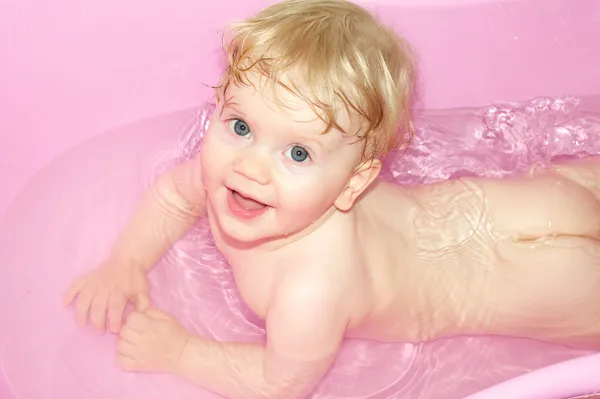 Bebê menina tomando banho no banho — Fotografia de Stock