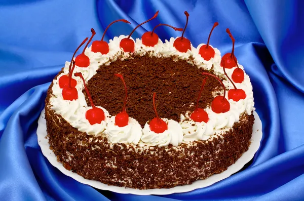 Шоколадный торт с вишней — стоковое фото