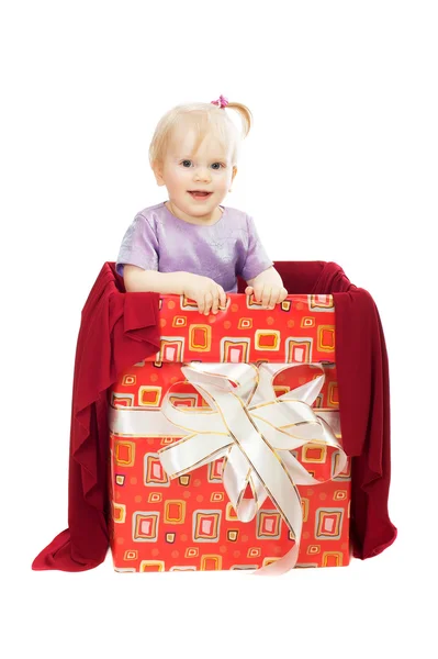 Sorrindo bebê menina na caixa de presente — Fotografia de Stock