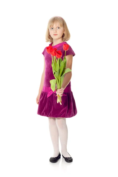 Roztomilá dívka, která kytici tulipánů — Stock fotografie