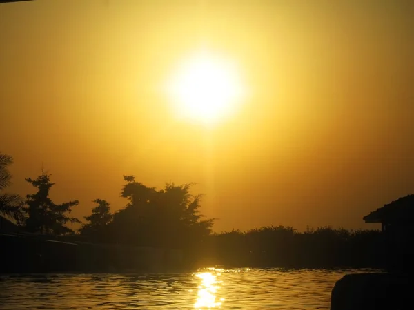 在水面上的日落 — 图库照片