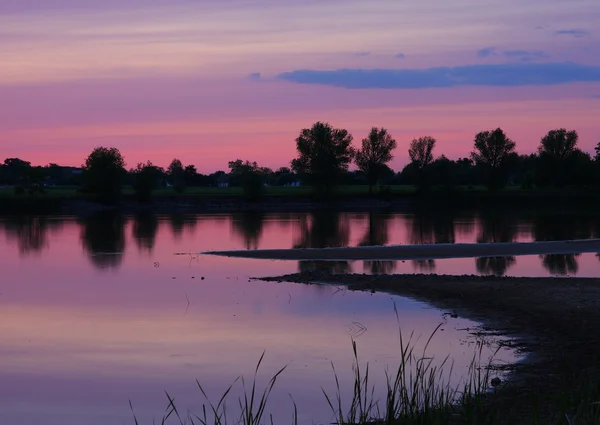 Ηλιοβασίλεμα πάνω από τον ποταμό — Φωτογραφία Αρχείου