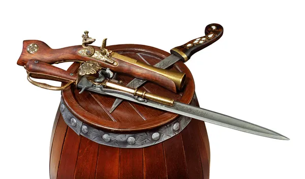 Een oud wapen liggend op een vat — Stockfoto