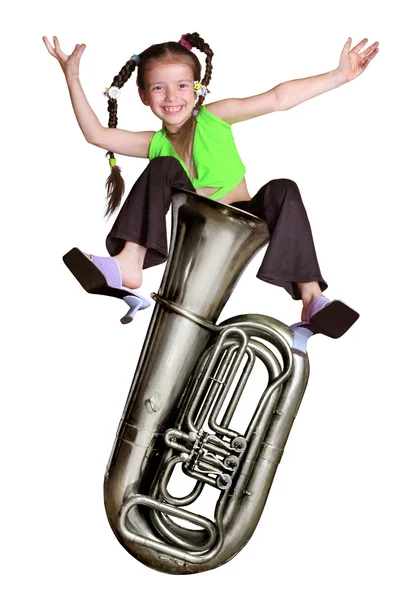 müzikal bir trompet üzerinde oturan kız