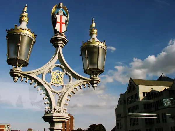 ヨーク川の街灯柱の天使 — ストック写真