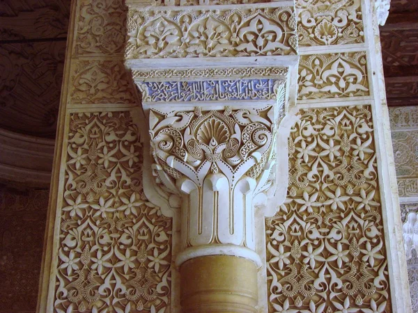 Coluna de ornamento mouro tradicional — Fotografia de Stock