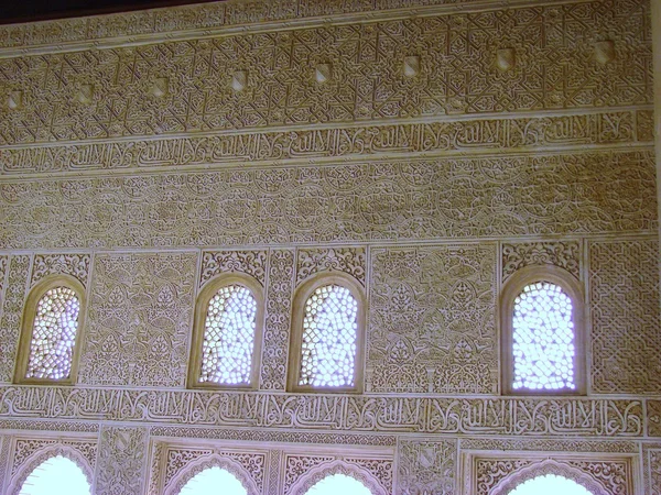Детали на стене, Alhambra, Granada — стоковое фото