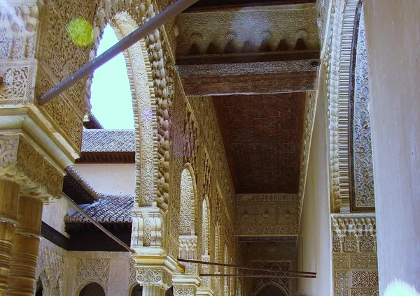 Columnas de ornamento morisco tradicional — Foto de Stock
